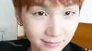 Dalam setiap kesempatan, Suga BTS selalu terlihat memesona. Walaupun tak mengenakan makeup, ia tetap terlihat tampan. (Foto: Koreaboo.com)