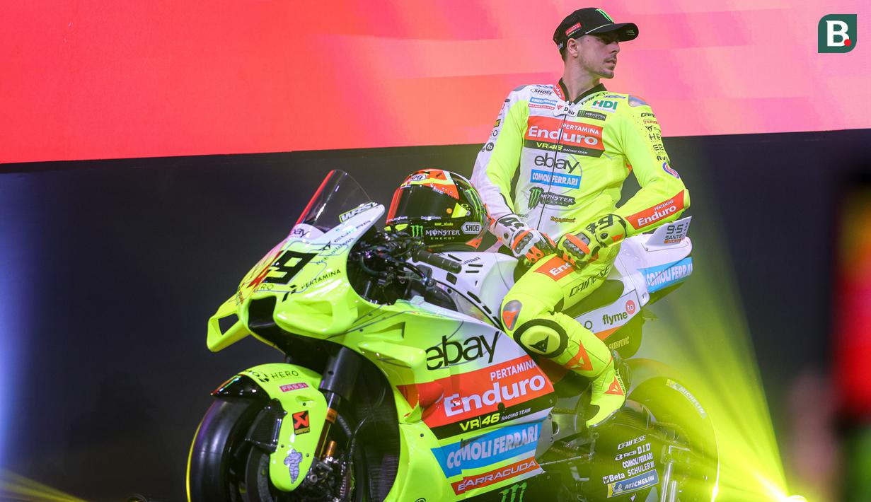 <p>Pembalap MotoGP, Fabio Di Giannantonio menaiki motornya dalam launching tim Pertamina Enduro VR46 yang berlangsung di Balai Kartini, Jakarta, Sabtu (25/01/2025). (Bola.com/Bagaskara Lazuardi)</p>