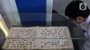 Pengunjung melihat mushaf Al Quran yang dipamerkan di kantor Kementerian Agama, Jakarta, Selasa (11/4/2023).
(Liputan6.com/Herman Zakharia)