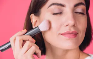 Perbedaan Setting Powder dan Finishing Powder, Kenali Fungsi dan Cara Pakainya