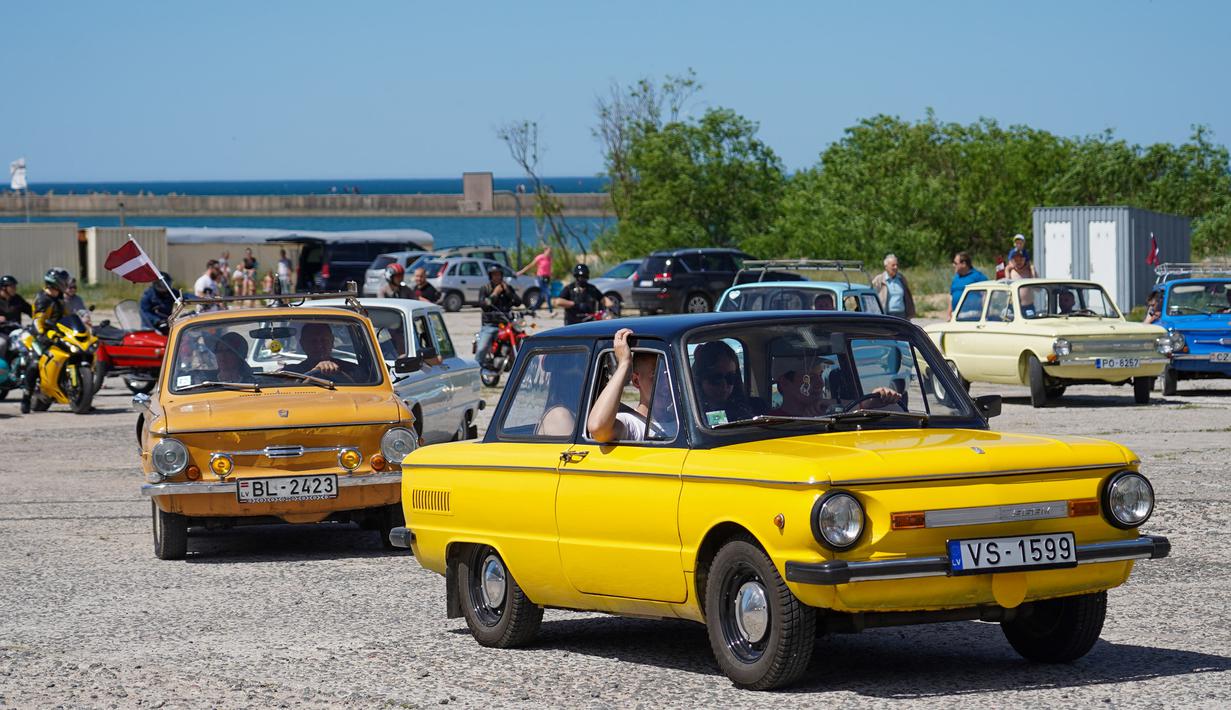 Parade mobil-mobil antik digelar dalam sebuah festival yang diadakan di Karosta di Kota Liepaja, Latvia, pada 14 Juni 2020. (Xinhua/Janis Laizans)