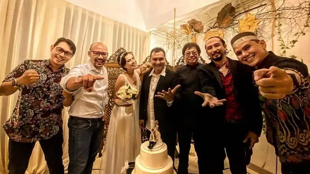 6 Potret Pernikahan Ari Gitaris Padi dan Dina Perama, Berteman Sejak Sekolah Dasar