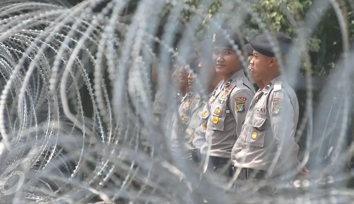 Barikade kawat berduri dipasang untuk mengamankan aksi di area kementerian pertanian, Jakarta, Selasa (25/4). (Liputan6.com/Helmi Afandi)