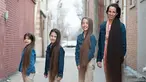 Terelynn Russel (43) berpose dengan ketiga putrinya di kediamannya di Illinois, Amerika Serikat. Seumur hidupnya, Tere tidak pernah sekalipun menggunting rambutnya yang kini sudah hampir menyentuh tumit dengan panjang 1,87 meter. (dailymail.co.uk)