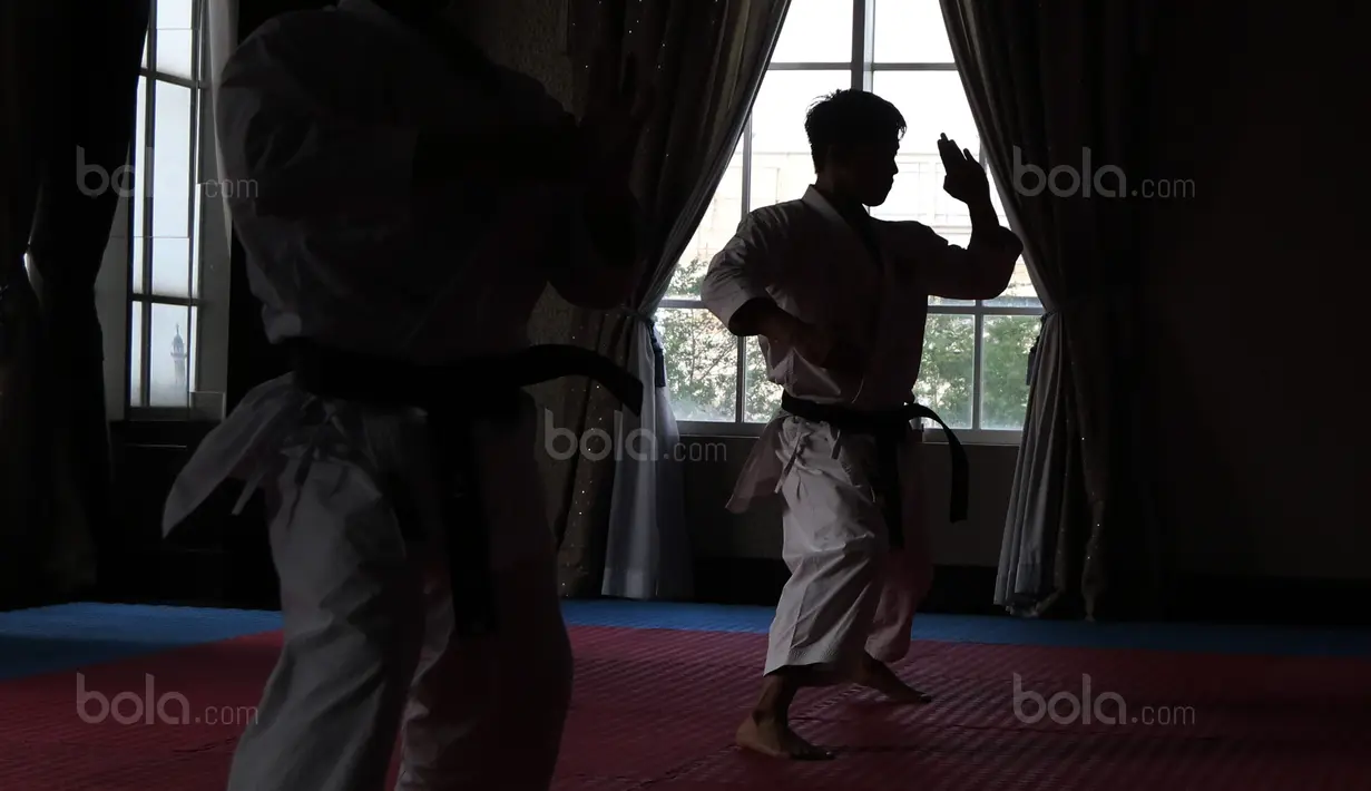 Aksi karateka Indonesia berlatih nomor kata sebagai persiapan menuju SEA Games 2017 di The Belezza, Permata Hijau, Jakarta, Senin (10/8/2017). Karate akan bertanding pada 22-24 Agustus 2017. (Bola.com/Nicklas Hanoatubun)