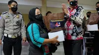 Gelandangan dan pemulung di Surabaya mendapat bansos. (Dian Kurniawan/Liputan6.com)