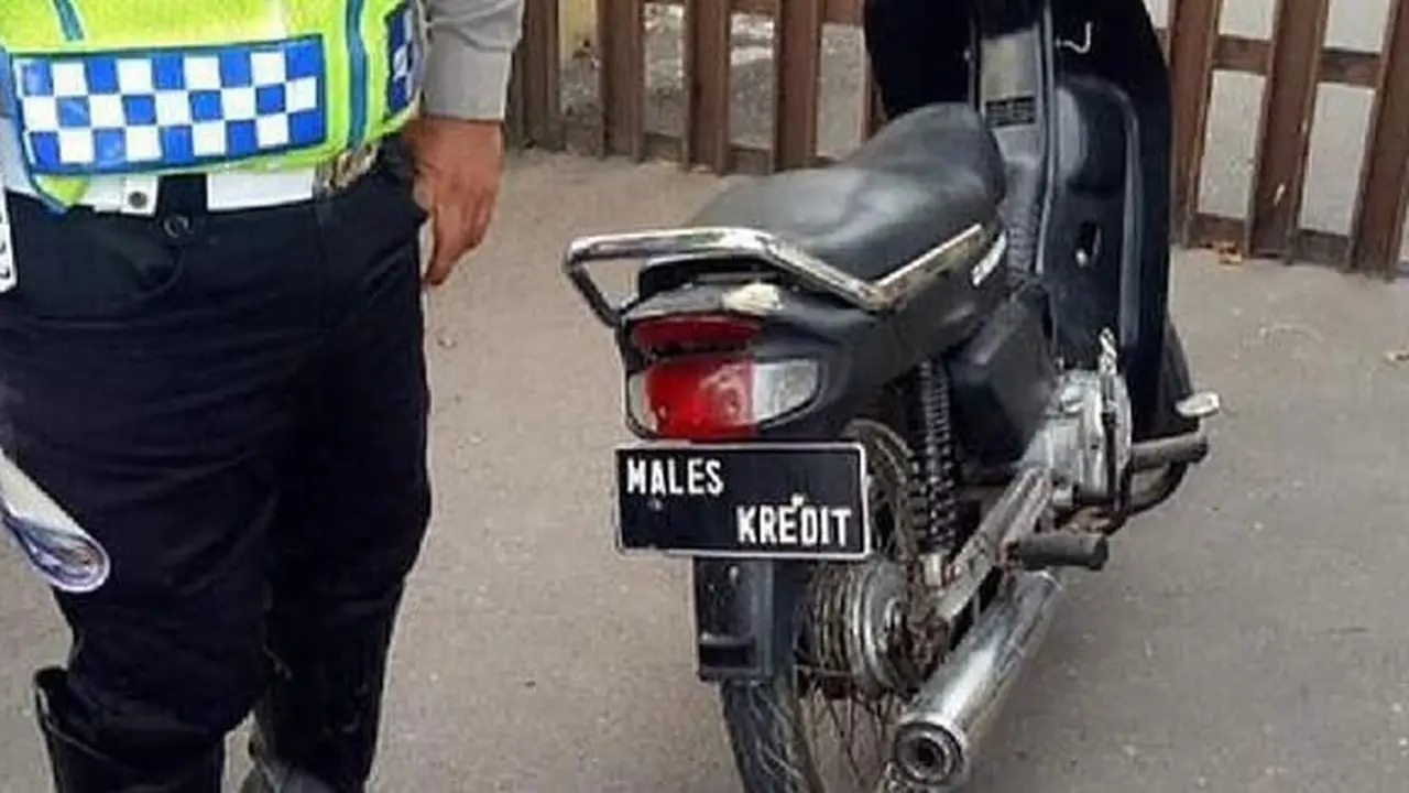 Potret Pelat Nomor Nyeleneh di Jalan Raya