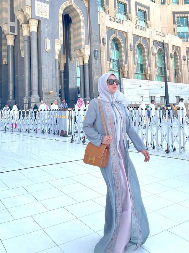 6 Potret Bebizie Tampil Berhijab Saat Umrah, Sempat Bertemu Lesti Kejora