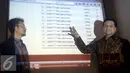 Ketua KPU, Husni Kamil Malik (kiri) saat launching Daftar Pemilih Sementara (DPS) secara online di Media Center KPU, Jakarta, Kamis (9/10/2015). KPU mengumumkan DPS secara online sebagai upaya transparansi Pemilu. (Liputan6.com/Johan Tallo)