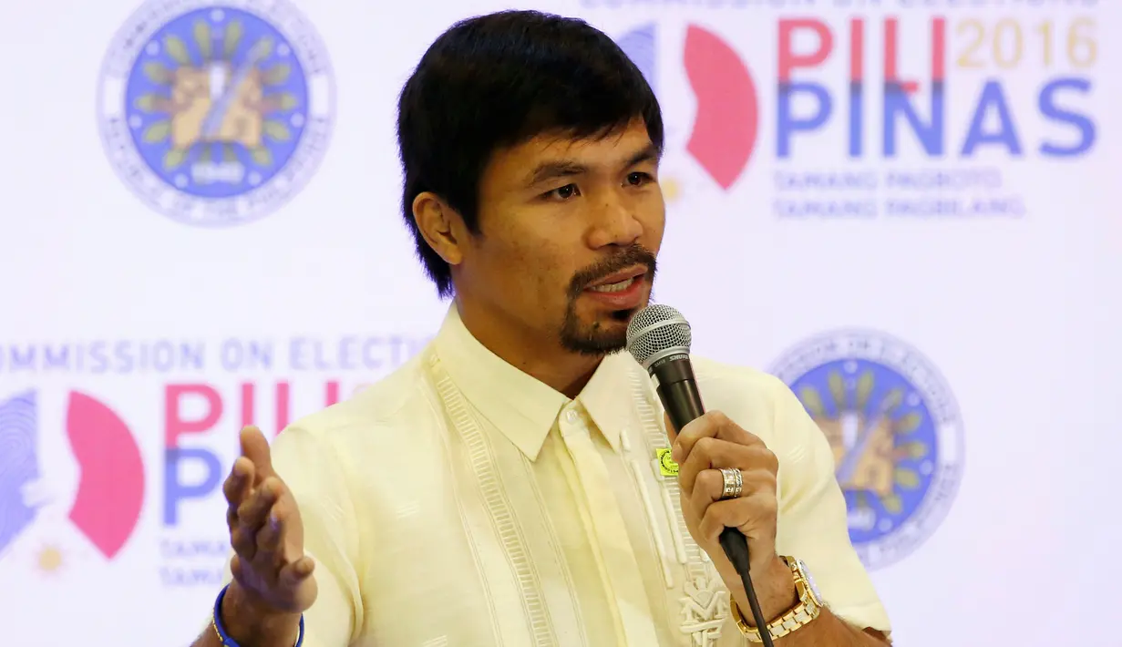 Mantan Petinju, Manny Pacquiao memberikan keterangan kepada wartawan usai  diangkat senator di Manila, Filipina, Kamis (19/5). Pacquiao berhasil menduduki 1 dari 12 kursi senator di Majelis Tinggi setelah mendapat 16 juta suara. (REUTERS/Erik De Castro)