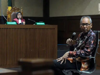 Terdakwa perintangan penyidikan korupsiE-KTP, Bimanesh Sutarjo (kanan) saat menjalani sidang lanjutan di Pengadilan Tipikor, Jakarta, Kamis (7/6). Sidang mendengar keterangan terdakwa. (Liputan6.com/Helmi Fithriansyah)