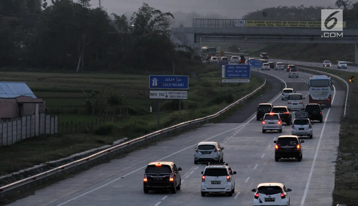 <p>Kendaraan pemudik melintasi ruas Tol Semarang-Solo-Kertosono di kawasan Colomadu, Karanganyar, Jawa Tengah, Sabtu (8/6/2019). Kepadatan arus balik Lebaran 2019 mulai terlihat di tol Trans Jawa, tepatnya di Tol Semarang-Solo-Kertosono arah Jakarta. (merdeka.com/Iqbal S Nugroho)</p>