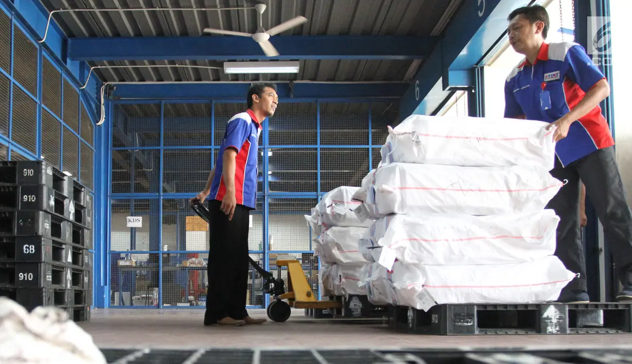 Petugas mengangkut paket untuk dikirim ke berbagai daerah di gudang logistik TIKI di Bandara Soekarno-Hatta, Kamis (18/5). Pengiriman logistik pada Ramadan dan Lebaran 2017 diprediksi akan mengalami peningkatan hingga 50 persen (Liputan6.com/Angga Yuniar)