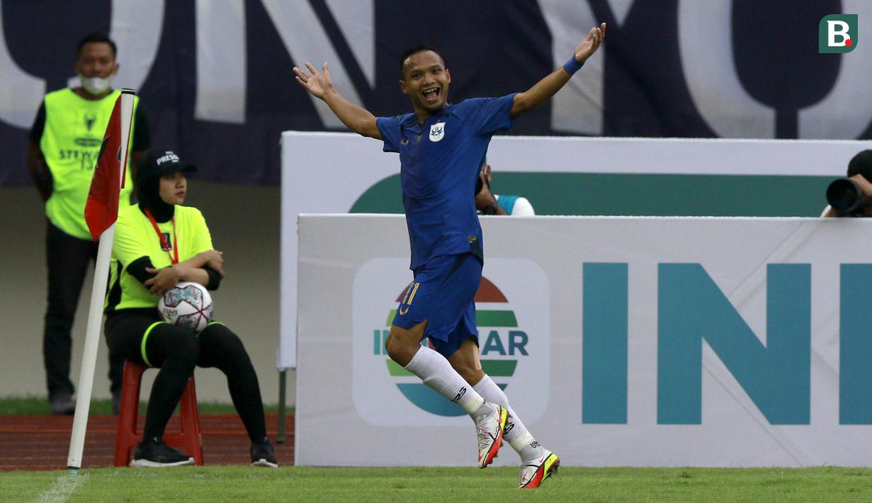 Selebrasi pemain PSIS Semarang, Oktafianus Fernando usai mencetak gol pertama timnya ke gawang Persita Tangerang dalam lanjutan pertandingan babak penyisihan Grup A Piala Presiden 2022 antara PSIS Semarang menghadapi Persita Tengerang di Stadion Manahan, Solo, Jawa Tengah, Senin (13/6/2022). (Bola.com/Arief Bagus)