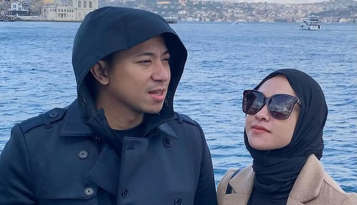 Pemeran Poppy dalam serial Tukang Ojek Pengkolan itu mengungkapkan rasa syukurnya memiliki suami Riphat. Hal yang sama juga diungkapkan sang suami yang rela melakukan apa saja selama tetap bersama dengan Poppy. 
 [Instagram/riphatsenikentara]