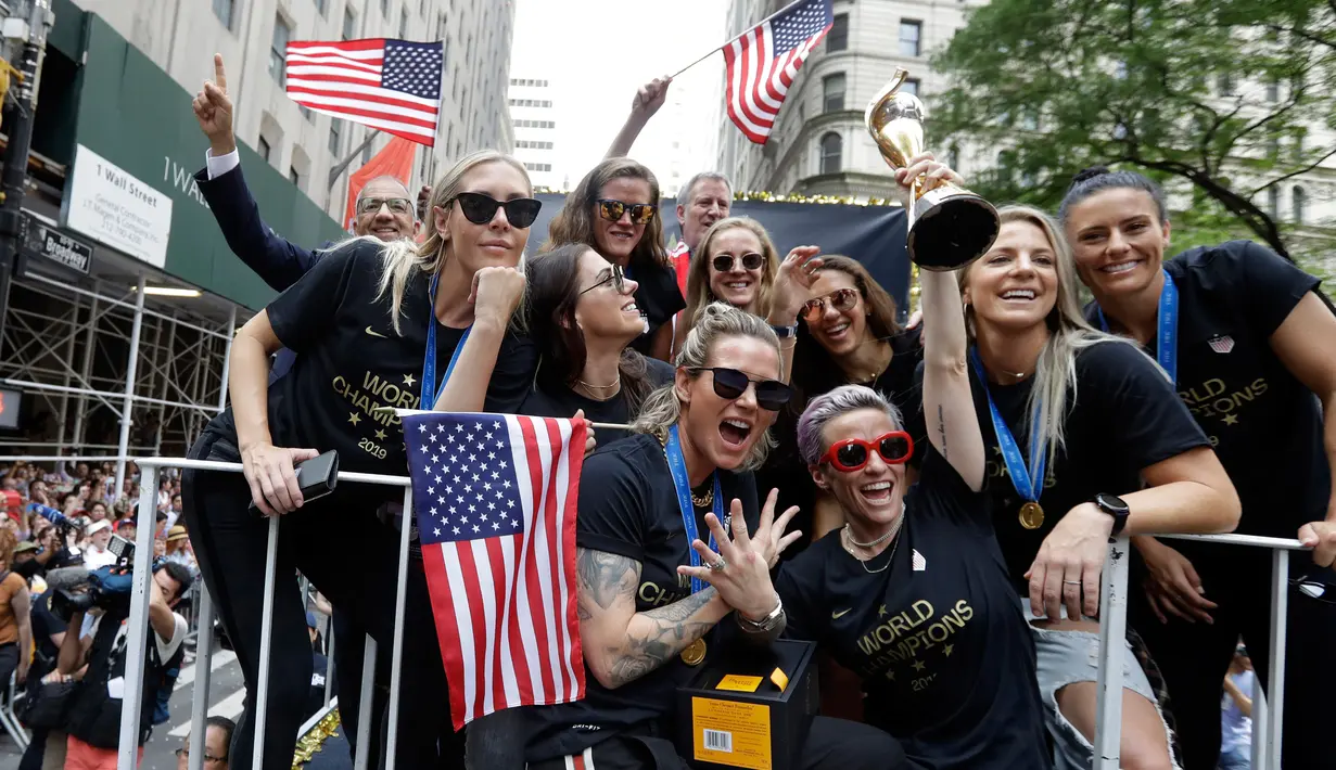 Pemain timnas sepak bola wanita Amerika Serikat (AS), Megan Rapinoe (kanan depan) bersama rekan-rekannya merayakan kemenangan pada Piala Dunia Wanita 2019 saat parade di New York, AS, Rabu (10/7/2019). AS menjuarai Piala Dunia Wanita 2019 usai mengalahkan Belanda di final. (AP Photo/Richard Drew)