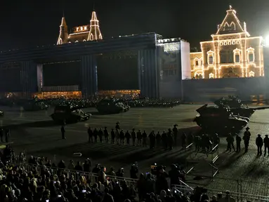 Alat pertahanan tentara Rusia saat latihan parade kemenangan di Red Square, Moskow, Rusia, (4/5/2015). Rusia akan merayakan ulang tahun ke-70 dari kemenangan atas Nazi Jerman di Perang Dunia II pada 9 Mei 1945. (REUTERS/Maxim Shemetov)