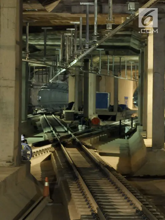 Suasana lorong perlintasan kereta MRT di Stasiun Bundaran HI, Jakarta, Senin (25/6). Untuk diketahui proyek MRT Jakarta fase I adalah dari Stasiun Lebak Bulus hingga Bundaran HI. (Liputan6.com/Helmi Fithriansyah)