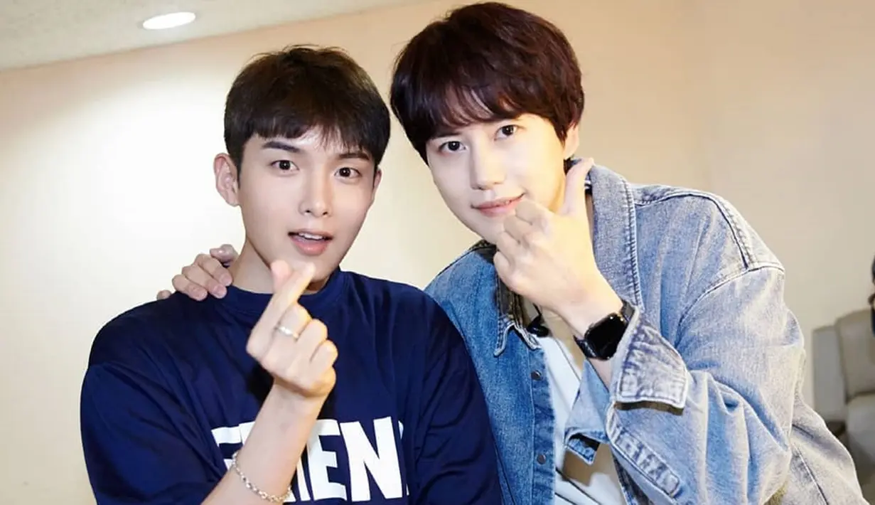 Pria dengan suara khas ini juga sangat dekat dengan anggota termuda Super Junior yaitu Cho Kyuhyun. Keduanya dikenal sebagai vokalis utama di Super Junior. Walaupun hanya berjarak 1 tahun lebih tua, Ryeowook justru terlihat lebih muda. (Sumber: IG/@superjunior)