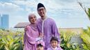 Soal fashion, keluarga Nycta Gina dan Rizky Kinos memiliki selera yang keren. Saat merayakan Hari Raya Idul Adha, keluara ini tampil dengan gamis cerah berwarna ungu. (Instagram/missnyctagina)