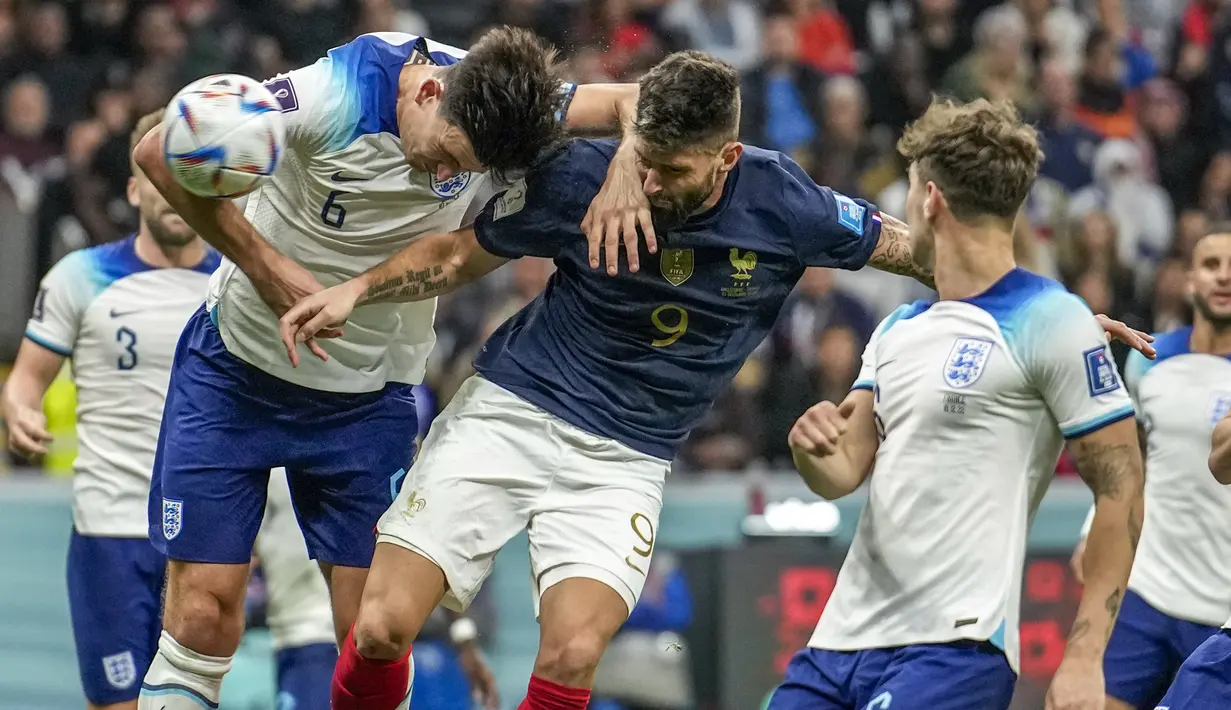 Penyerang Prancis Olivier Giroud (tengah) mencetak gol kedua timnya ke gawang Inggris pada perempat final Piala Dunia 2022 di Al Bayt Stadium, Al Khor, Minggu (11/12/2022) dini hari WIB. Gol penalti Harry Kane (54’) tidak cukup untuk mengimbangi gol dari Aurelien Tchouameni (17’) dan Olivier Giroud (78’). (AP Photo/Christophe Ena)