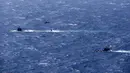 Pemandangan kapal selam Kolombia (kanan) dan kapal selam nuklir AS saat latihan militer 70 mil laut (130 kilometer) di lepas pantai Cartagena, Kolombia, 28 Februari 2022. (PRENSA ARMADA DE COLOMBIA/Colombian National Navy/AFP)