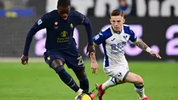 Laga Juventus melawan Hellas Verona berlangsung ketat dan sengit. Meski tampil dominan, Juventus gagal mencetak gol di babak pertama pertandingan. (MARCO BERTORELLO/AFP)