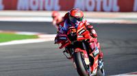 Francesco Bagnaia berhasil merebut juara dunia MotoGP usai finis di posisi ke-8 pada MotoGP Valencia (AFP)