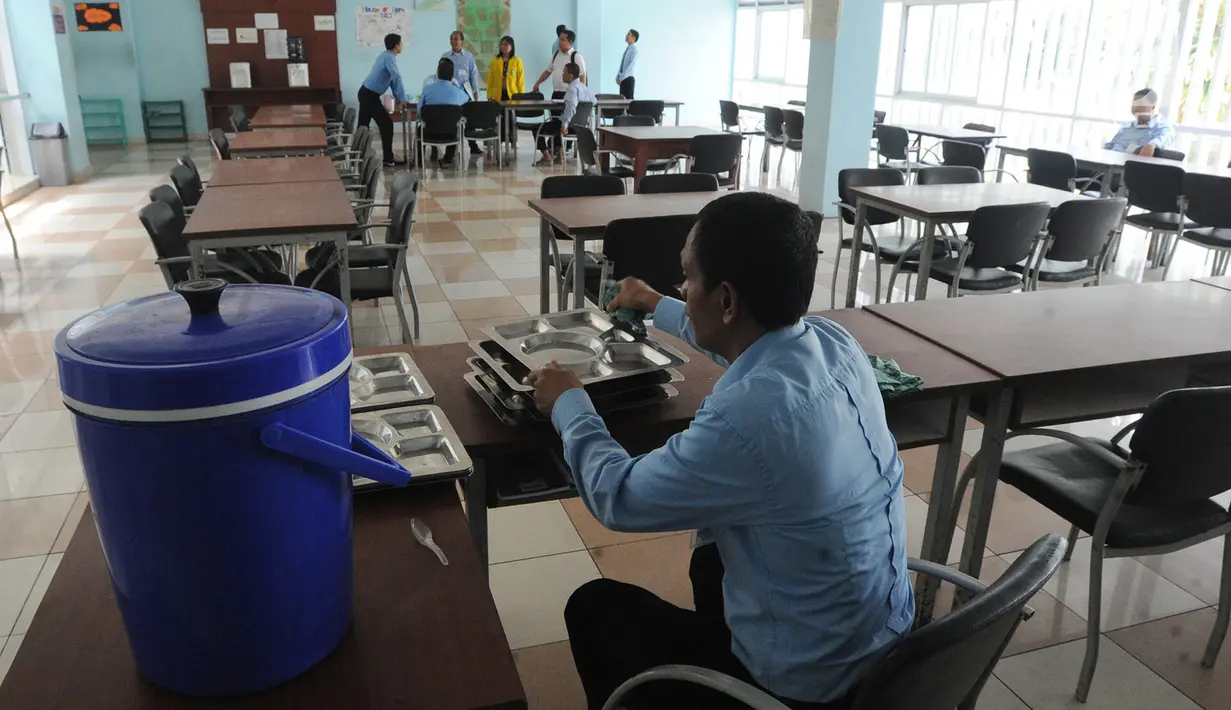Petugas merapikan tempat makan pasien rehabilitasi narkoba atau residen di Balai Besar Rehabilitasi BNN, Lido, Bogor, Jawa Barat, (12/4). Para residen menjalani rehabilitasi penyalahgunaan narkoba secara terpadu. (Merdeka.com/Arie Basuki)