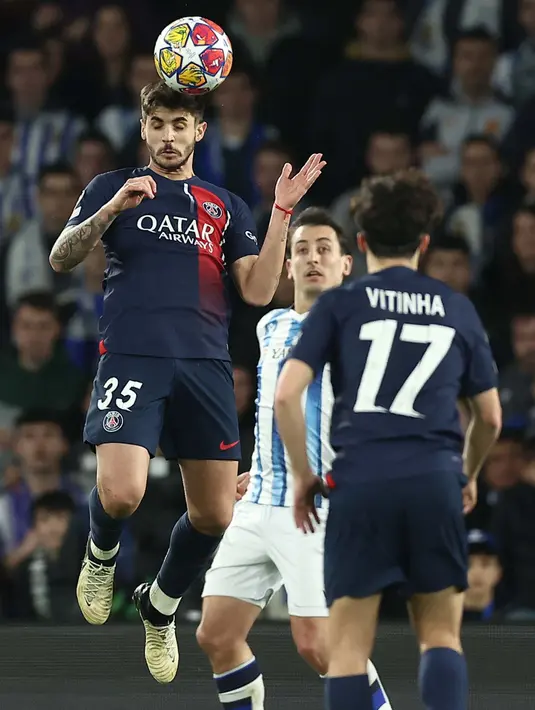 Sementara, tim tuan rumah Real Sociedad harus berjuang keras menahan gempuran serangan PSG. (FRANCK FIFE/AFP)