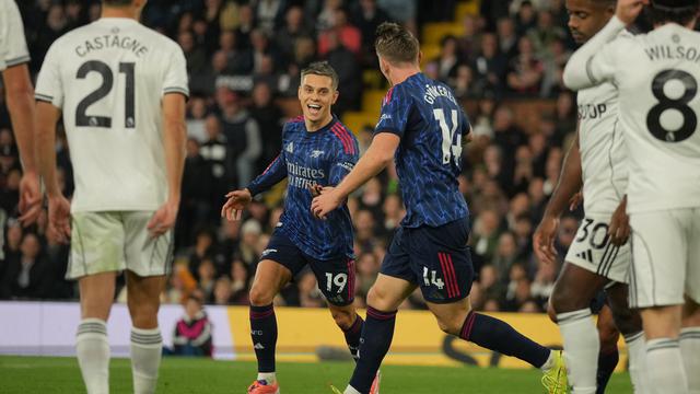 Selebrasi Leandro Trossard usai mencetak gol di laga Fulham vs Arsenal di pekan ke delapan Premier League 2025/2026 di Craven Cottage, Sabtu (18/10/2025). (AP Photo/Kin Cheung)