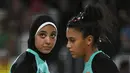 Atlet voli pantai asal Mesir, Doaa Elghobashy bersama rekannya saat bertanding di penyisihan Grup D Olimpiade Rio di Arena Voli Pantai, Rio de Janeiro, Brasil, (7/8). (AFP PHOTO/Yasuyoshi Chiba)