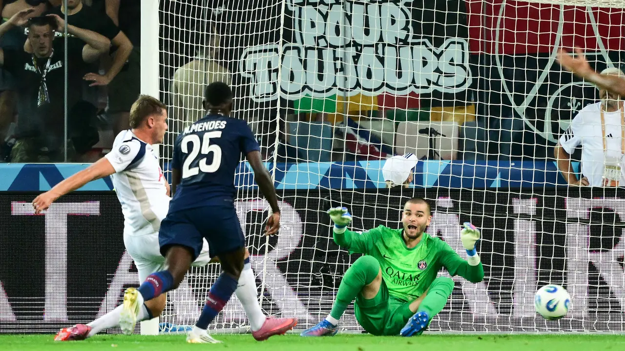 Foto: Nasib 'Roller Coaster' Micky van de Ven, Cetak Gol Pembuka tapi Gagal Penalti di Final UEFA Super Cup