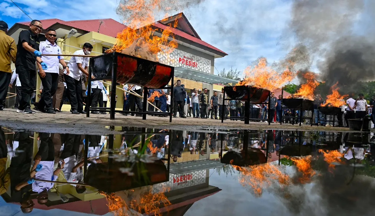 Pemusnahan ratusan kilogram barang bukti narkoba tersebut dipimpin langsung Kapolda Aceh Irjen Pol Achmad Kartiko. (CHAIDEER MAHYUDDIN/AFP)