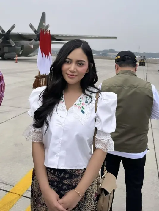 Rachel Vennya pun turut hadir dalam acara kemanusiaan tersebut, ia tampil dengan atasan warna putih lengan balon dengan aksen lace, serta kerah collar yang berbordir bunga. [@rachelvennya]