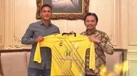 CEO Barito Putera Hasnuryadi Sulaiman dan Raphael Maitimo setelah penandatanganan kontrak kerja sama untuk putaran kedua BRI Liga 1 2021/2022. (Bola.com/Gatot Susetyo)