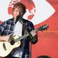 Penyanyi terkenal Ed Sheeran lahir dari orangtua yang memiliki usaha sukses. Sang ayah, John, adalah seorang curator seni dan dosen, sementara sang ibu, Imogen, adalah seorang pembuat perhiasan. (AFP/Bintang.com)