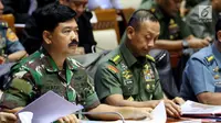 Panglima TNI Jenderal Hadi Tjahjanto (kiri) saat mengikuti rapat dengan Komisi I DPR di Senayan, Jakarta, Kamis (7/6). Rapat juga membahas Rencana Kerja Pemerintah (RKP) pada sektor pertahanan Tahun 2019. (Liputan6.com/JohanTallo)