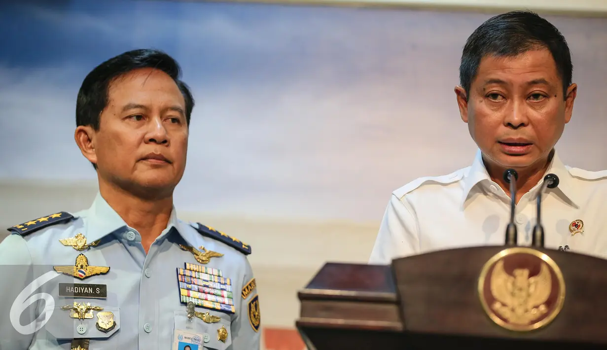 Menhub Ignasius Jonan (kanan) memberikan keterangan kepada awak media usai ratas di Kantor Presiden, Jakarta, Jumat (8/1/2016). Rapat membahas pemanfaatan Ruang Udara di Selatan Pulau Jawa. (Liputan6.com/Faizal Fanani)