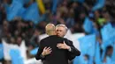 Pelatih Real Madrid, Carlo Ancelotti  memberi selamat kepada pelatih Manchester City, Pep Guardiola setelah pertandingan leg kedua semifinal Liga Champions di Stadion Etihad di Manchester, barat laut Inggris, pada 18 Mei 2023. (AFP/Oli Scarff)