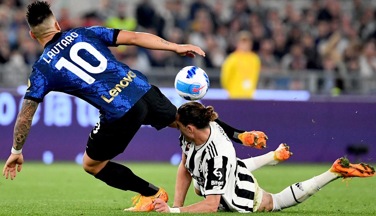 <p>Penyerang Inter Milan Lautaro Martinez (kiri) bertabrakan dengan pemain tengah Juventus Adrien Rabiot pada final Coppa Italia di Stadion Olimpico, Roma, Kamis (12/5/2022) dini hari WIB. Inter Milan juara Coppa Italia 2021/2022 usai menang 4-2 atas Juventus lewat babak perpanjang waktu. (Isabella BONOTTO / AFP)</p>