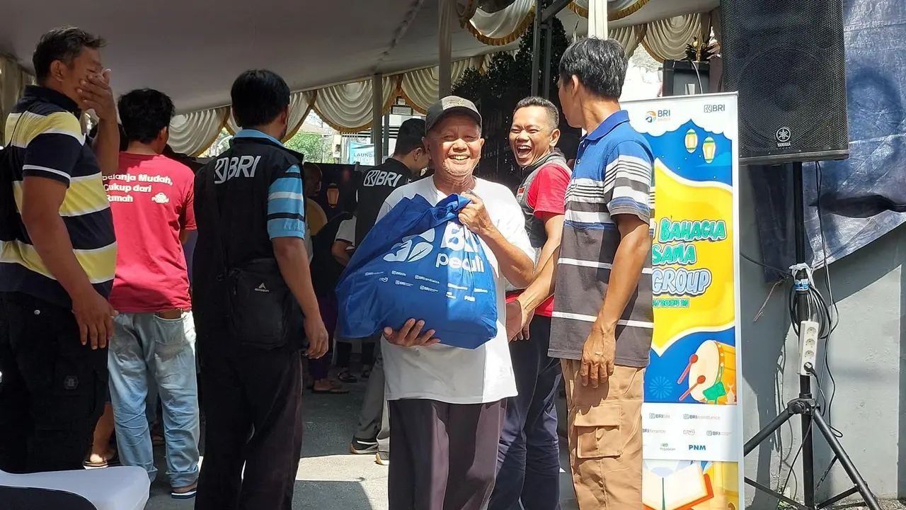BRI Manajemen Investasi bersama dengan BRI Grup telah menggelar kegiatan Corporate Social Responsibility (CSR) yang bertajuk “Berbagi Bahagia Bersama BRI Group” yang dilaksanakan di Bendungan Hilir, Gg. VII RW 1, Jakarta Pusat. (dok BRI-MI)