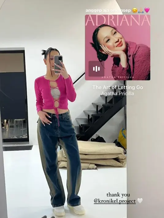 Agatha Pricilla tampil memadukan warna hitam khas Suga dengan warna pink sesuai album terbarunya nih.