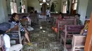 Ribuan rumah warga di wilayah tersebut dilaporkan rusak parah dan nyaris hilang terbenam lumpur. Tampak dalam foto, warga desa beristirahat di dalam gereja yang selamat dari banjir bandang di Desa Aek Garoga, Tapanuli Selatan, Sumatera Utara, pada Sabtu 27 Desember 2025. (YT Hariono /AFP)