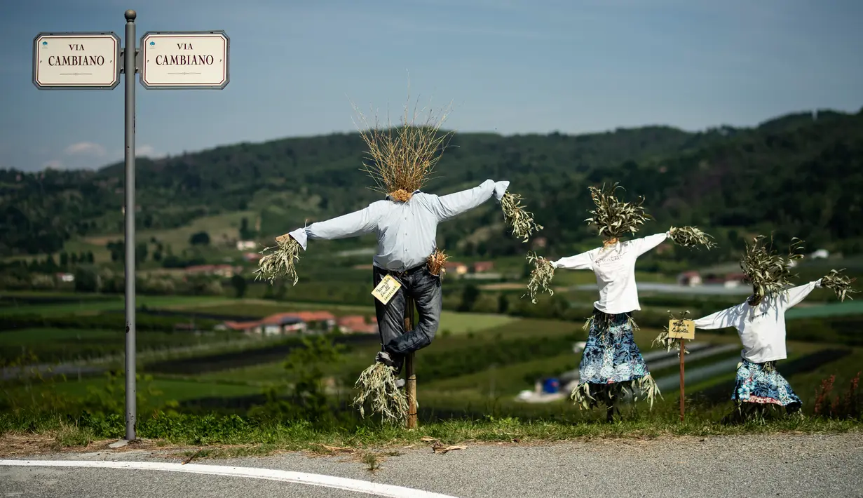 Orang-orangan sawah ditampilkan selama 'Scarecrows Fair' di Castellar, distrik Provinsi Cuneo, Italia, 10 Mei 2019. Dalam acara tahunan tersebut, penduduk membuat orang-orangan sawah kreasi mereka sendiri untuk dipajangkan di kebun, halaman, ladang dan persimpangan jalan. (MARCO BERTORELLO/AFP)