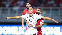 Pemain Timnas Indonesia,&nbsp;Miliano Jonathans, saat melawan Timnas Lebanon dalam laga FIFA Matchday 2025 di Stadion Gelora Bung Tomo, Surabaya, Senin (8/9/2025). (Bola.com/Abdul Aziz)