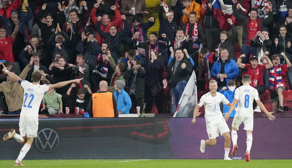 Gol Republik Ceska dicetak oleh Jakub Pesek dan gol bunuh diri
Danny Ward. (AP/Petr David Josek)