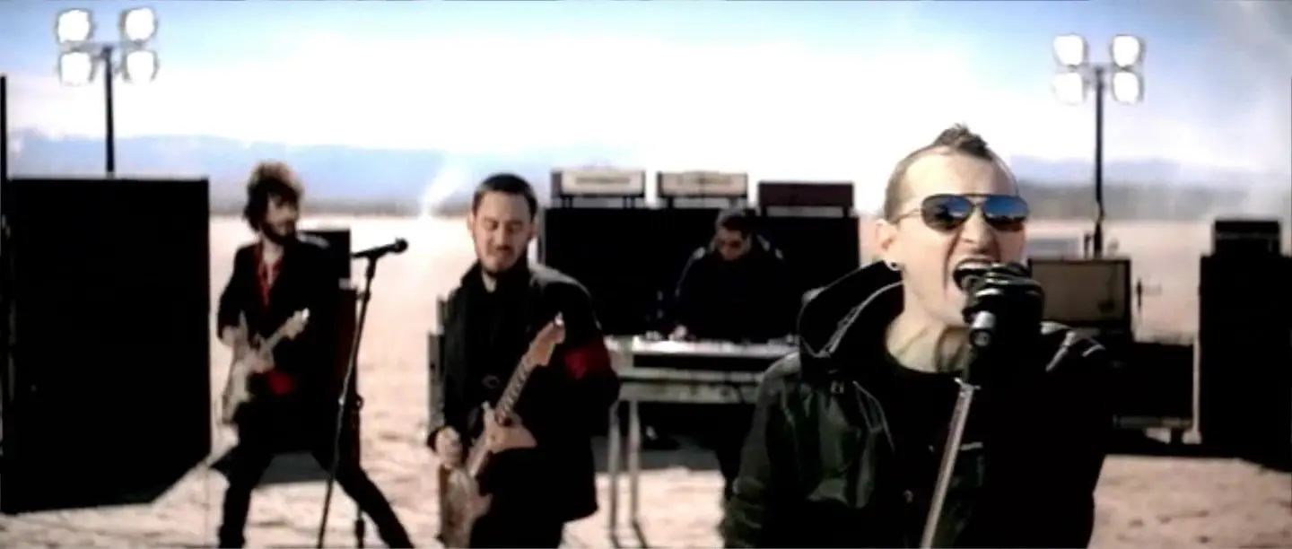 	Chester Bennington bersama Linkin Park dalam videoklip What I've Done