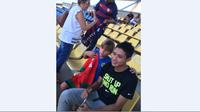 Evan Dimas Darmono disambut fan klub Katalan, UE Llagostera, saat hadir pertama kali di markas klub anggota Divisi Dua Spanyol tersebut. (Dok. pribadi)