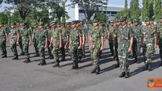 Citizen6, Surabaya: Ratusan prajurit tersebut berasal dari satuan Detasemen Markas dan Staf Mako. Pada Kamis minggu ke III bulan Mei ini, merupakan agenda latihan untuk PBB. (Pengirim: Penkobangdikal)